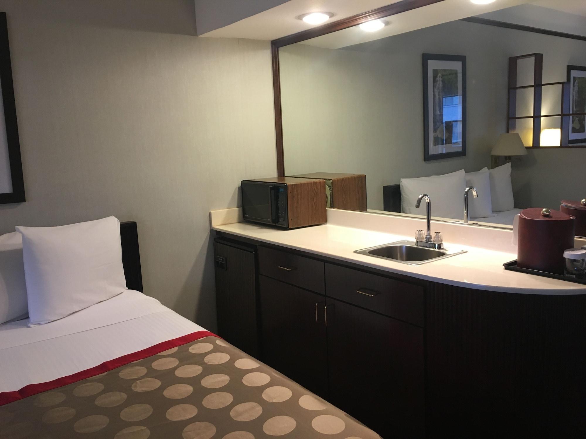 Ramada By Wyndham Portland Airport Hotel Exterior photo