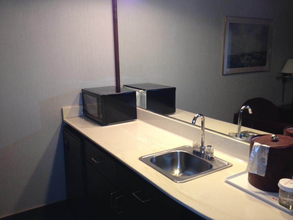 Ramada By Wyndham Portland Airport Hotel Exterior photo